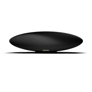 Altavoz en forma de ovalo horizontal con un pequeño soporte en la parte inferior que lo sostiene, y de color negro. 