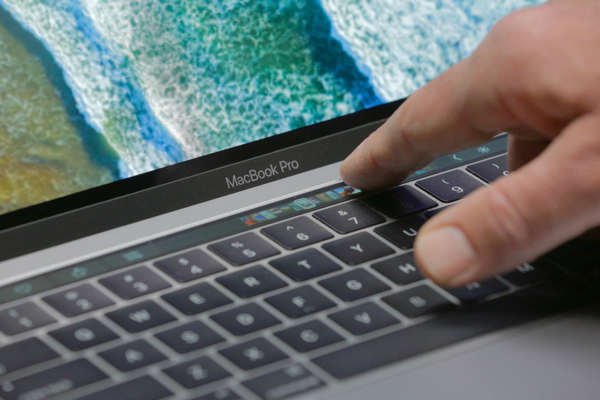 Microsoft estuvo diseñando su propio MacBook Pro con Touch Bar