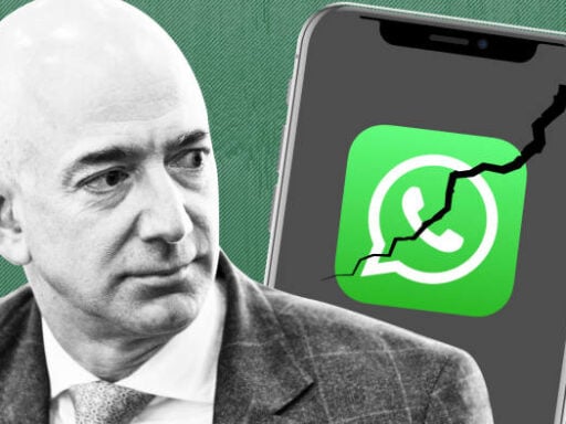 Imagen de Jeff Bezos, con un celular roto que hace referencia al hackeo