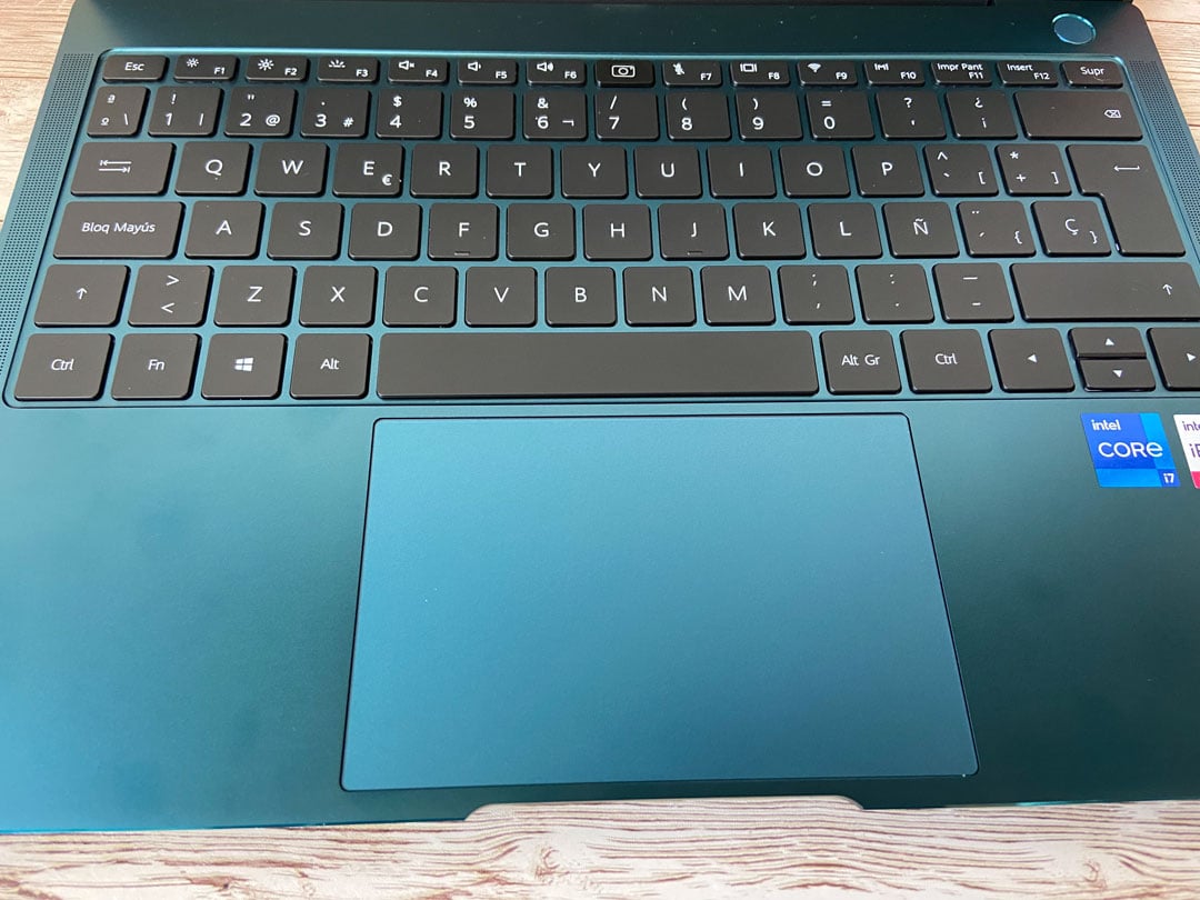 el trackPad y teclado con el espacio adecuado y la Ñ