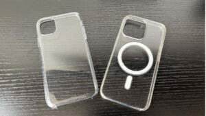 Protectores para el iPhone 12 Pro (izquierda) y para el iPhone 13 Pro (derecha)