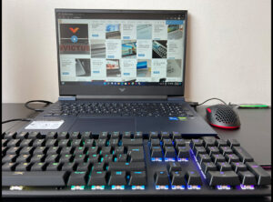 HP Victus 16 con perifericos HyperX