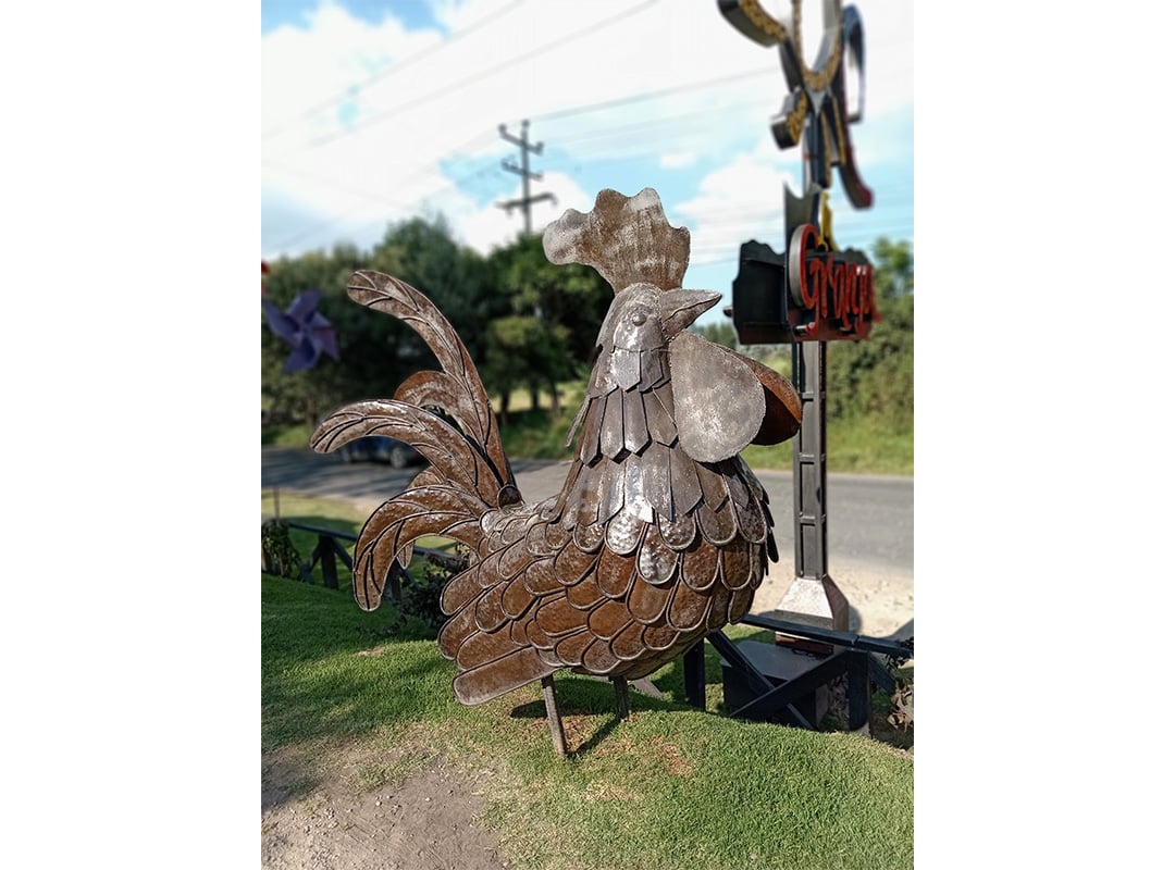 Escultura de gallo captada con el HONOR X7a en modo apertura