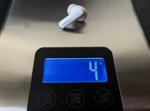 El pesos de uno de los FreeBuds 5i