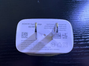 Cargador de 40W incluido con el HNOR Magic5 Lite