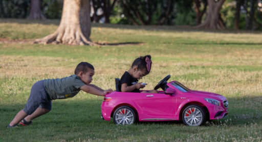 Carros eléctricos para niños que sirven para jugar al aire libre