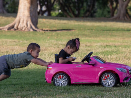 Carros eléctricos para niños que sirven para jugar al aire libre