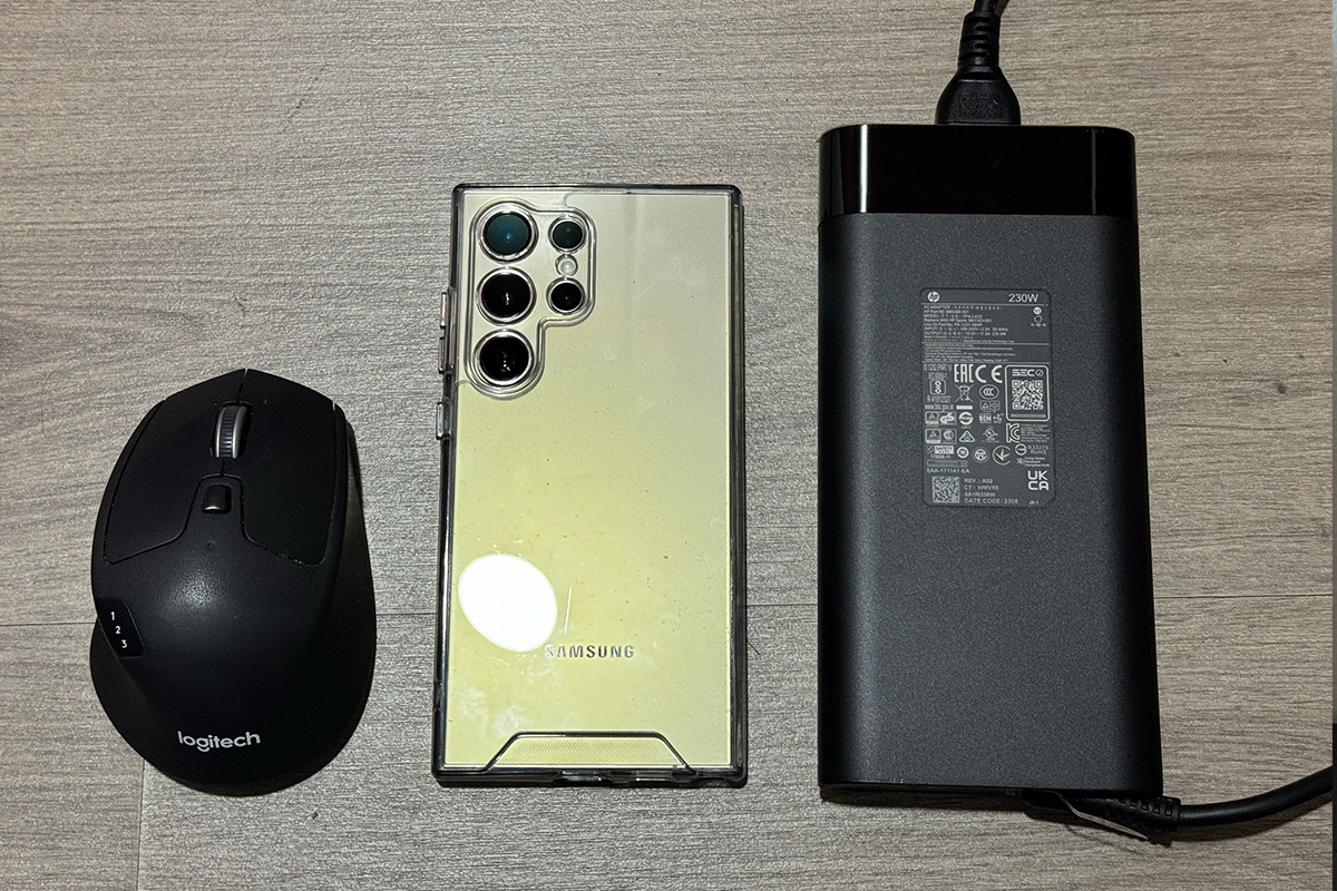 La comparación de tamaño del cargador vs un S24 Ultra y un mouse
