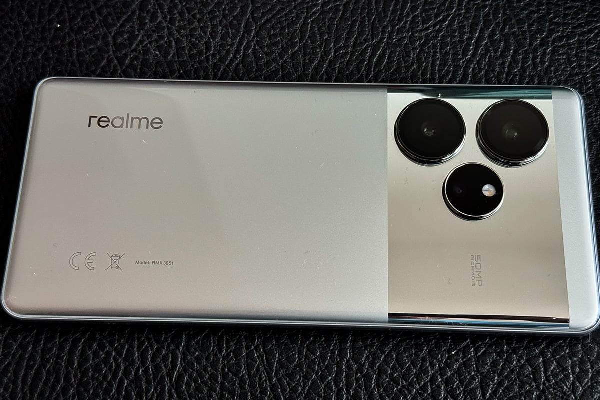 realme GT6 con un diseño que combina acabados brillantes con otros mate