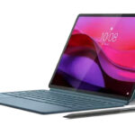 Perspectiva de la Lenovo Yoga Tab Plus con accesorios