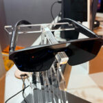 ROG Xreal R1 en un pedestal