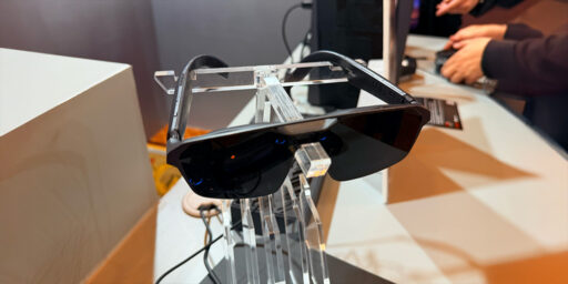 ROG Xreal R1 en un pedestal