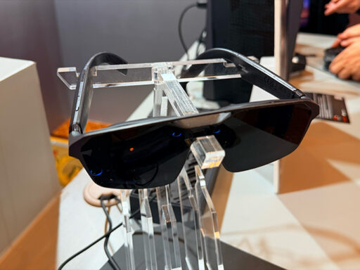 ROG Xreal R1 en un pedestal