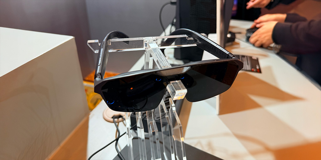 ROG Xreal R1 en un pedestal