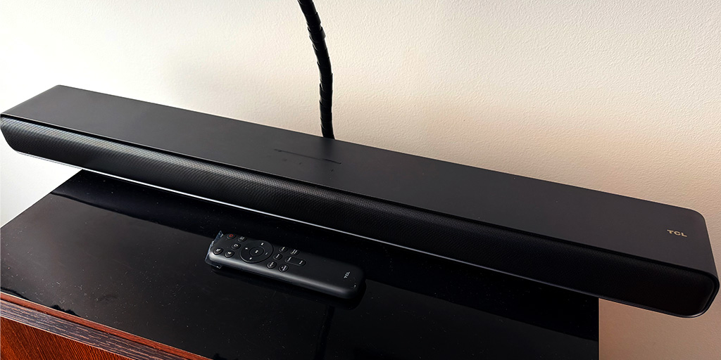 Barra TCL S45H sobre una mesa pequeña